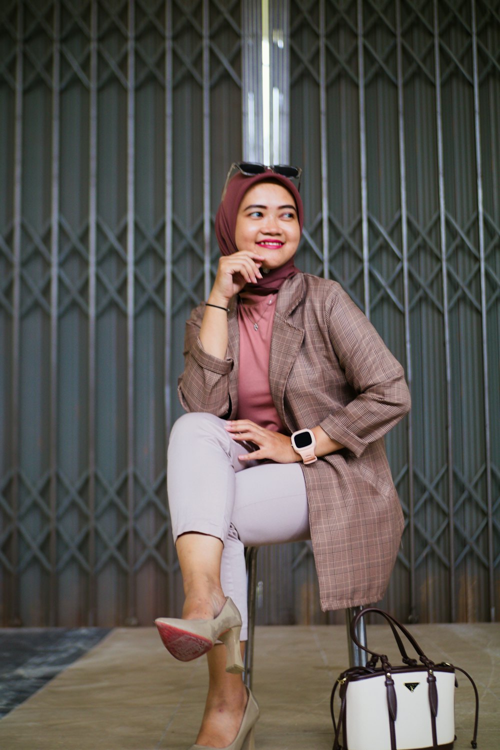 Wanita bertudung tersenyum